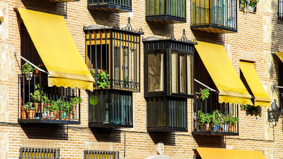 All balcony awnings in the knall store